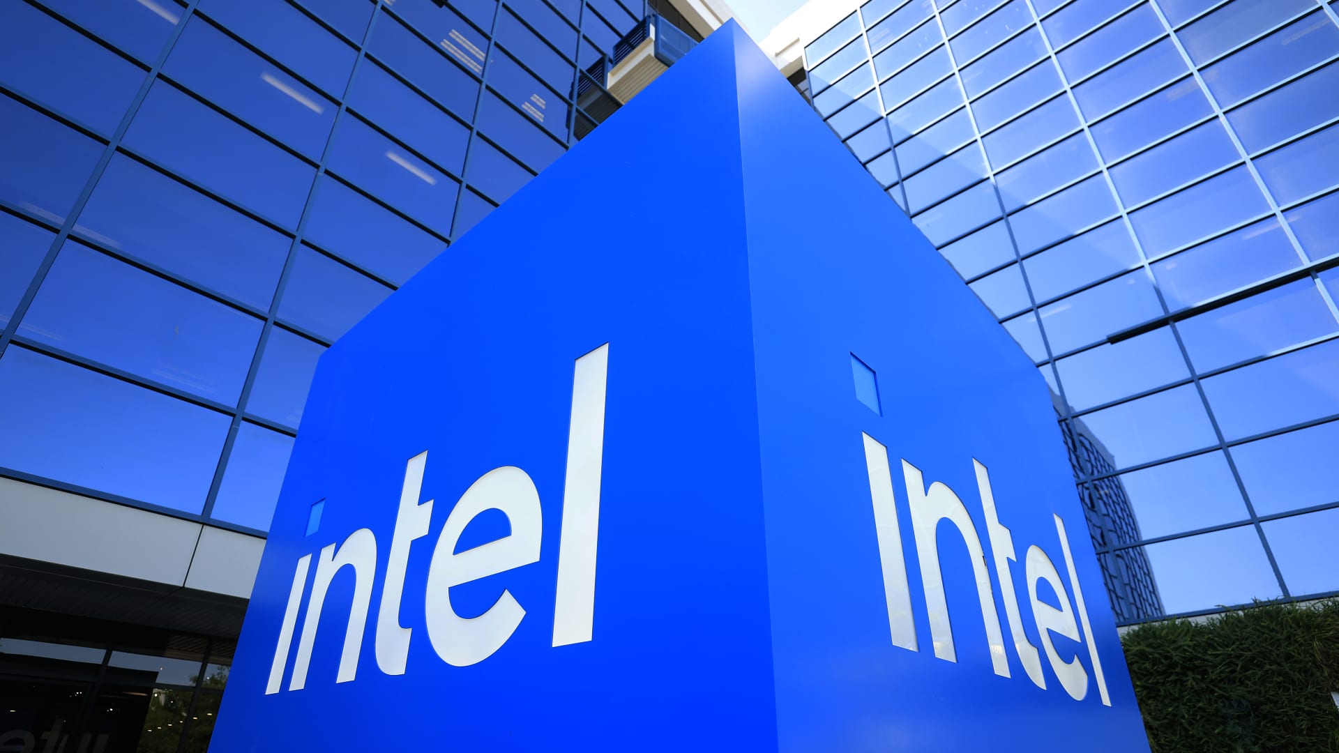 Intel more deeply overbought after another strong week of gains