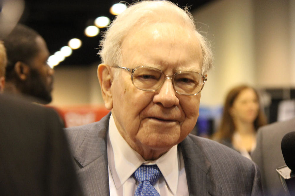 2 Warren Buffett Stocks To Buy Hand Over Fist and 1 To Avoid