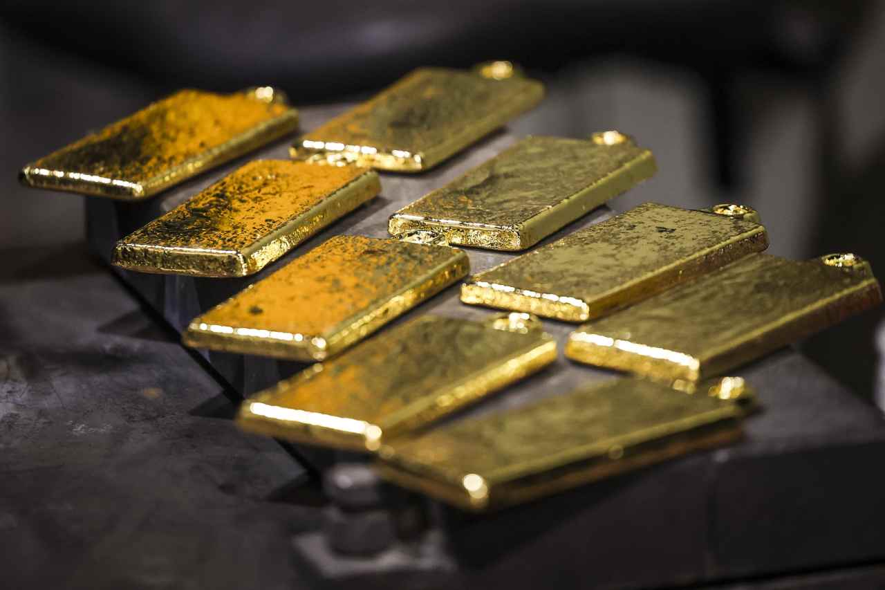 Gold futures rise to record high on Fed concerns, rate cut expectations