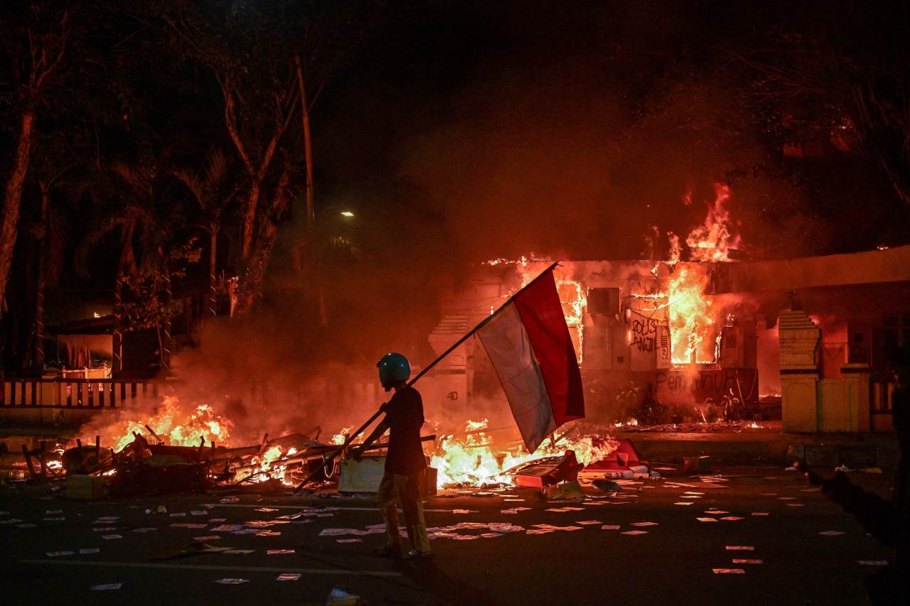 Indonesia’s political unrest roils stock, currency markets